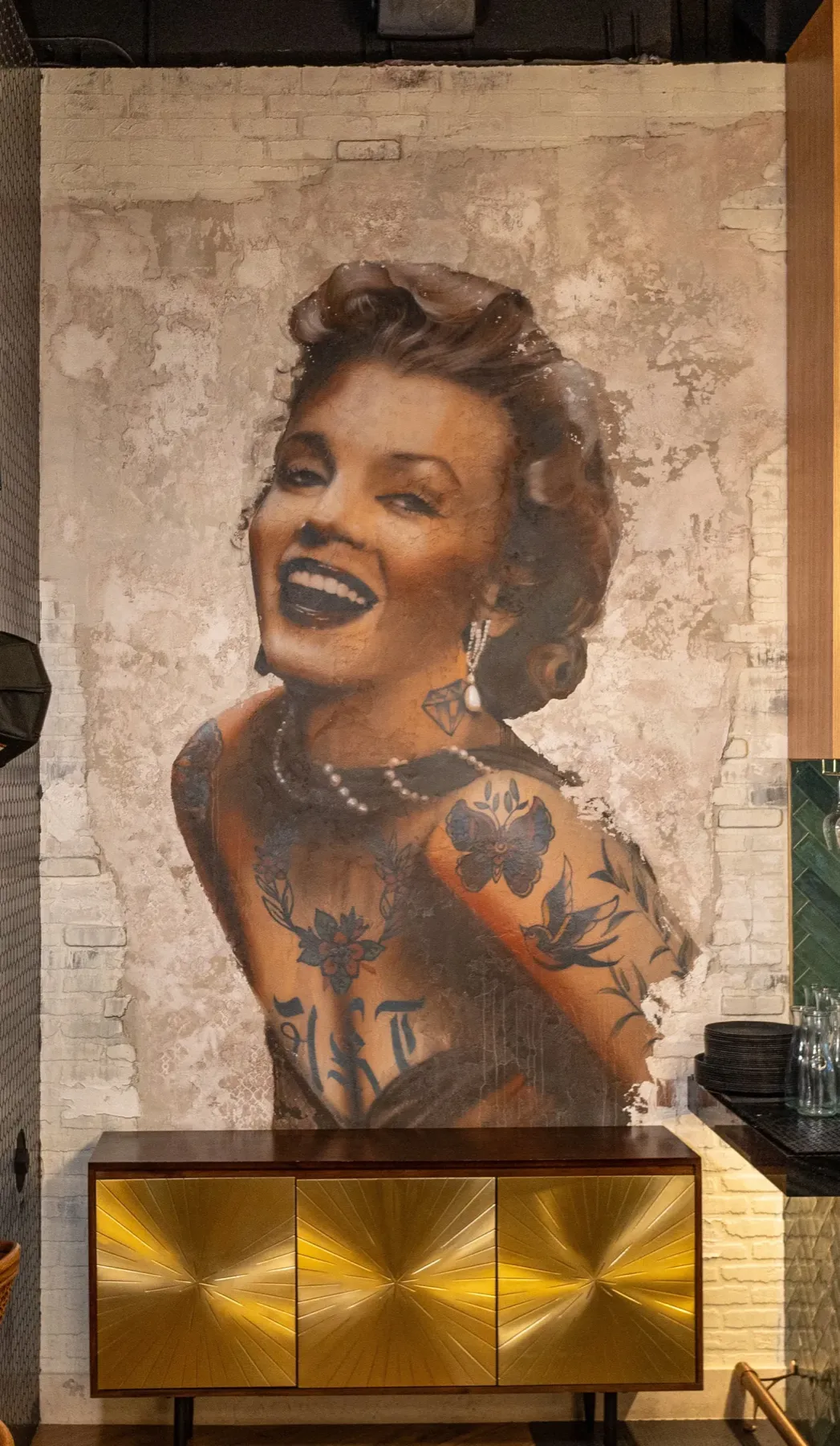 Golden Attitude — mural by Carmo in Fort Lauderdale, FL